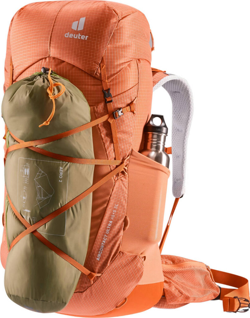 Ein oranger Rucksack der Firma Deuter, das Modell ist Aircontact Ultra 45+5 SL