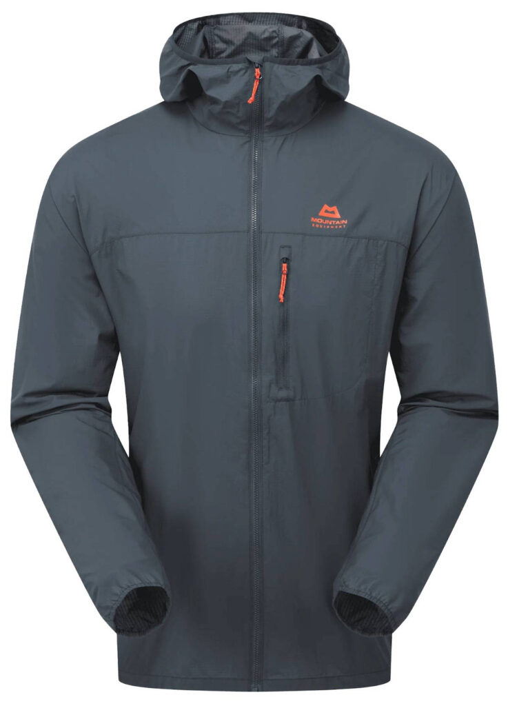 Eine blaue Windjacke