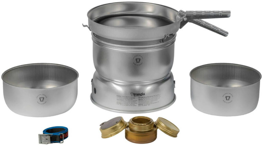 Das Kocherset von Trangia, Windschutz, zwei Töpfe, eine Pfanne/Deckel, Griffzange, Spiritusbrenner und Spanngurt