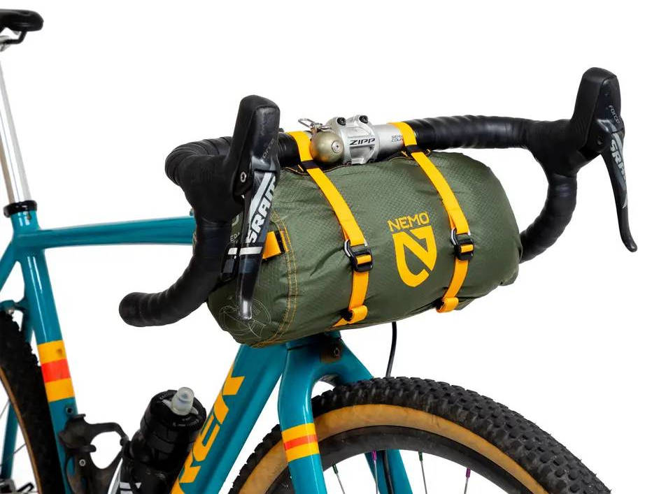 Das Nemo Dragonfly Zelt verpackt und am Lenker einen Fahrrades befestigt.