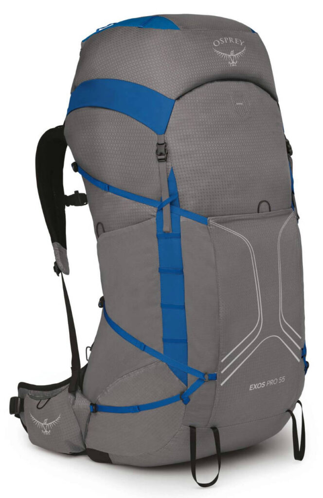Ein grauer Rucksack mit abgesetzten blauen Applikationen. Der Rucksack ist von der Firma Osprey und das Modell ist der Exos Pro 55.