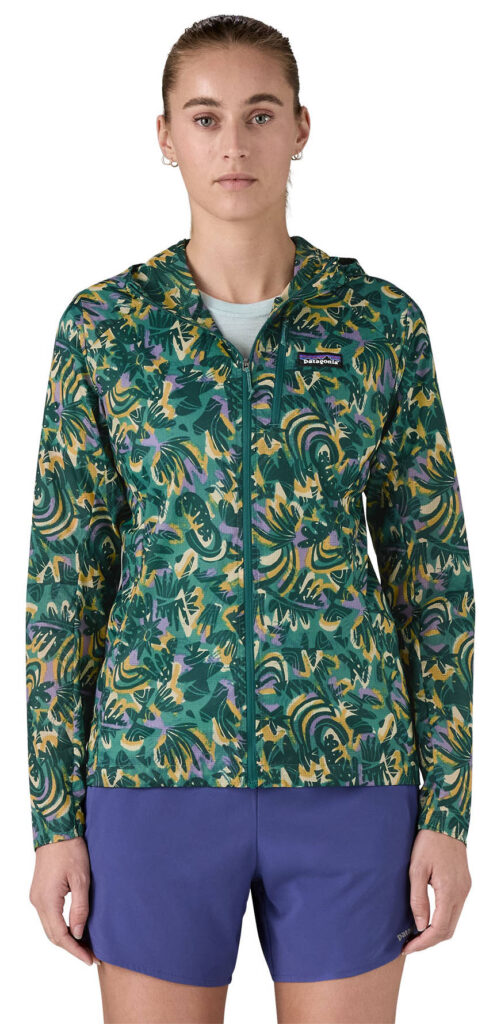 Eine Person trägt eine leichte Windjacke mit einem grünen Blumenmuster.